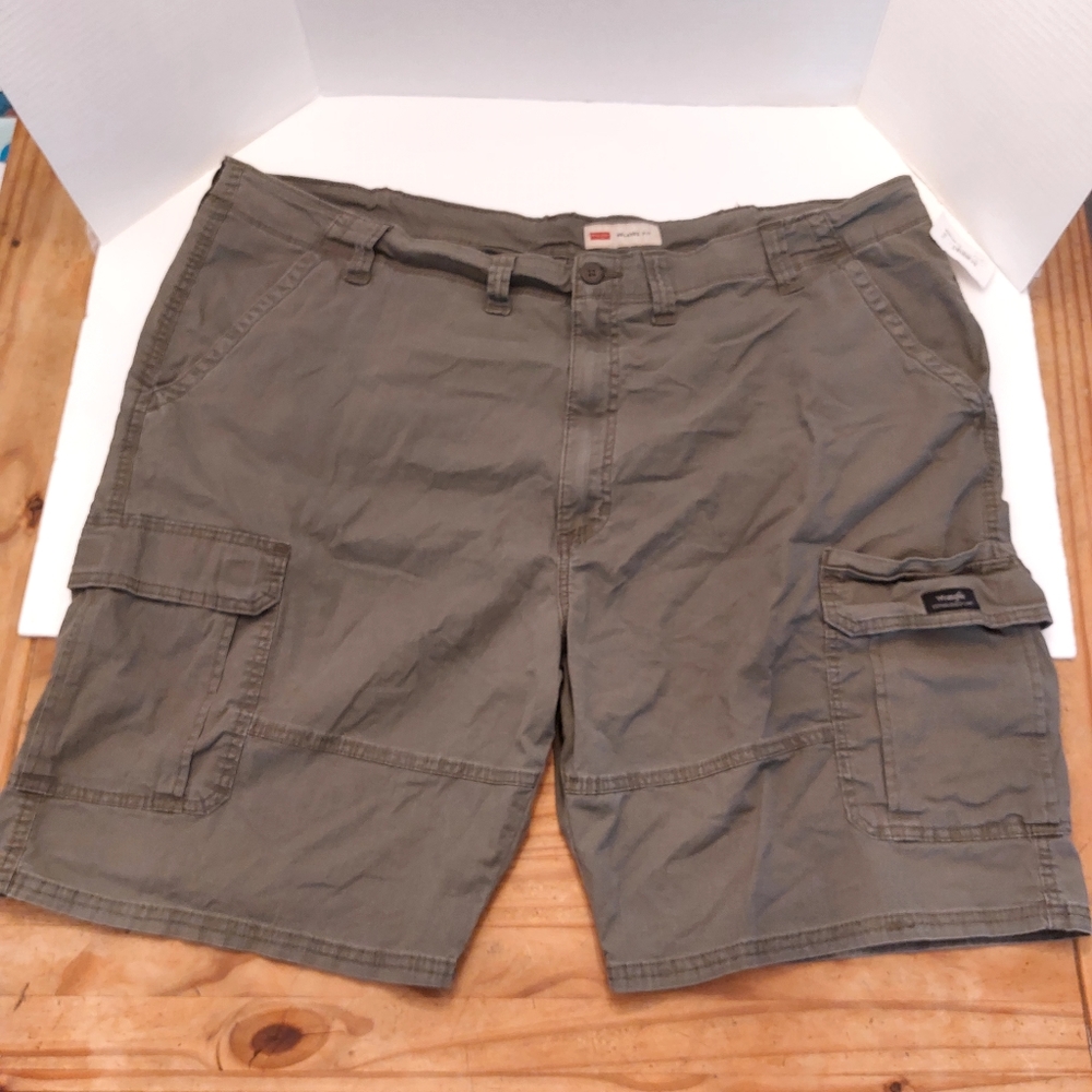 SOLD!!!New Wrangler Mens Plus Sz 48  Green Khakis Cargo Shorts Relaxed Fit.